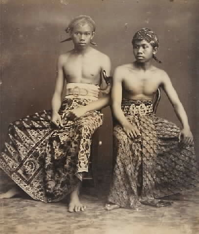 Potret kedua pria di Jawa pada masa kolonial, pria di sebelah kanan memakai batik bermotif tumpal. (Sumber:Phesolo.wordpress.com dan KITLV.nl)