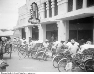 Becak berjejer parkir di sebuah pasar di Surabaya tahun 1950 (Koleksi: www.geheugenvannederland.nl)