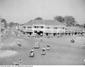 Becak melintas di pasar Blauran Surabaya 1950 (Koleksi: www.geheugenvannederland.nl)