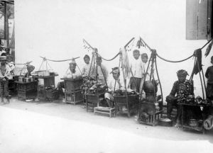 Para pedagang kecil di Jawa tahun 1900 (koleksi: tropenmuseum).